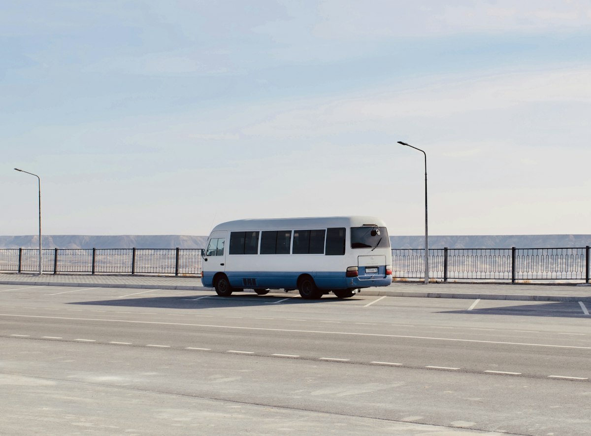 Minibus Toyota Coaster stationné en bord de mer