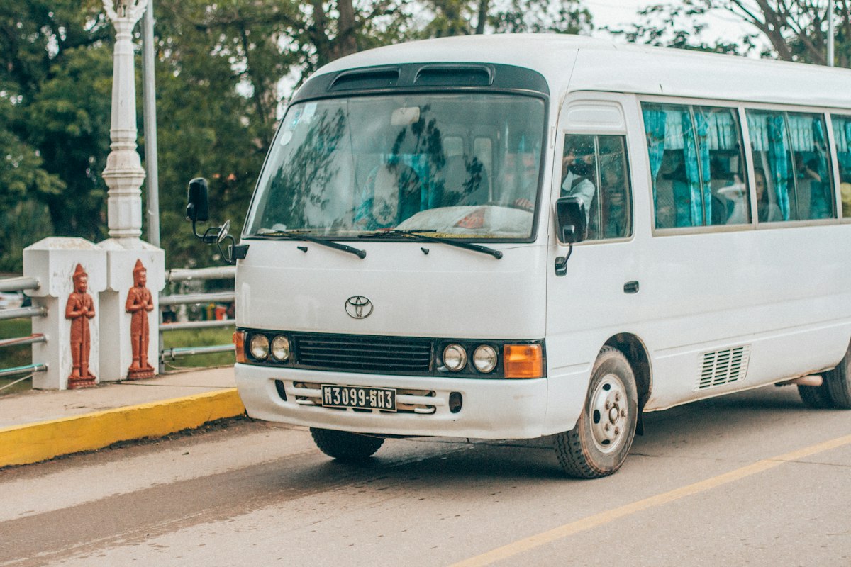 Minibus Toyota Coaster blanc sur la route