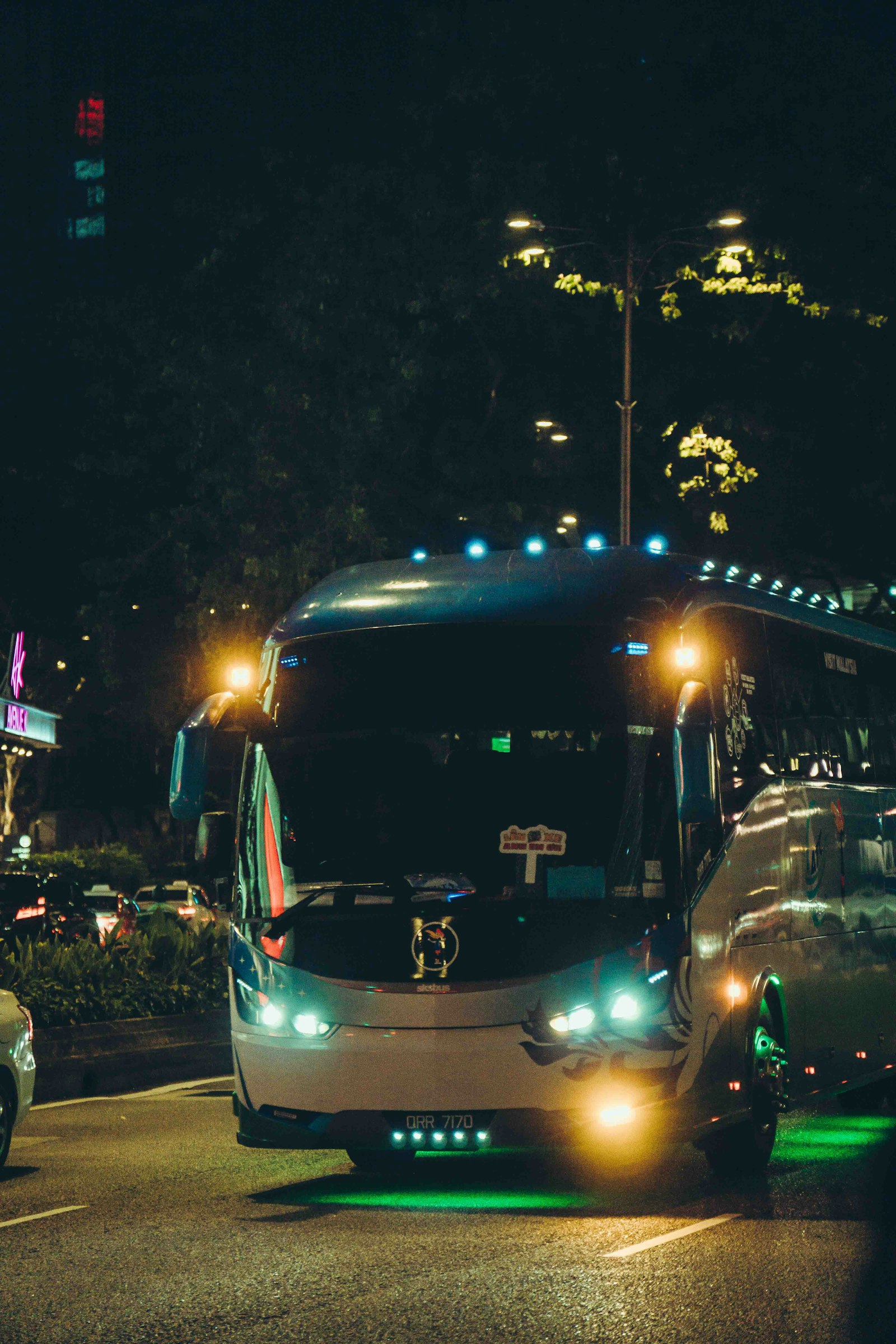 Autocar de nuit, phares allumés