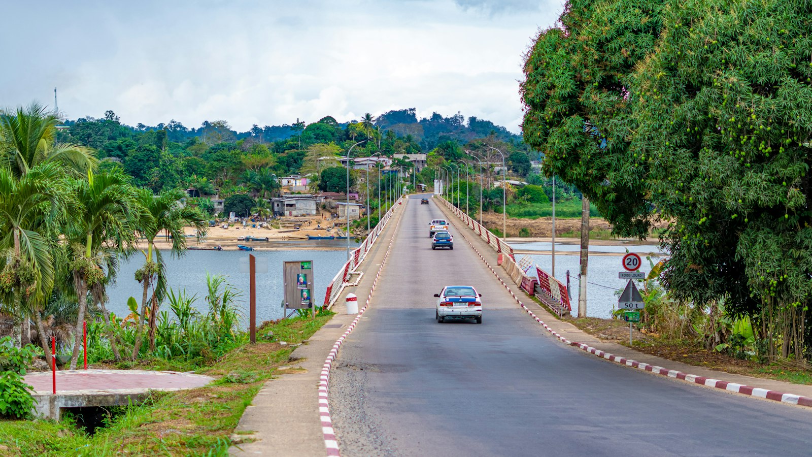 Route et pont au-dessus du fleuve au Gabon